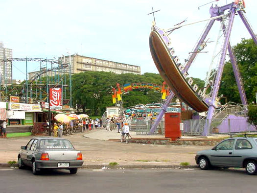 Paseando por Montevideo by Vince Alongi