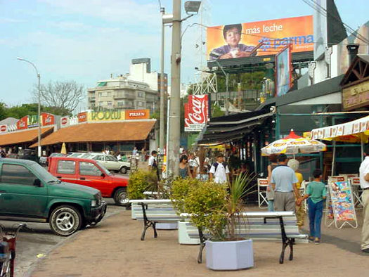 Paseando por Montevideo by Vince Alongi