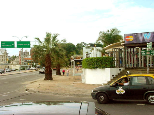 Paseando por Montevideo by Vince Alongi