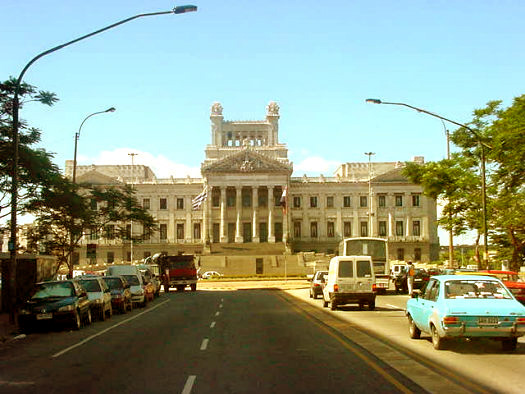 Av. Libertador Brig. Gral. Lavalleja esquina Av. de las Leyes