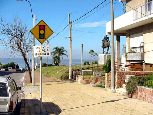 Av. F. Solano Lpez entre Mahoma y Rambla de Chile