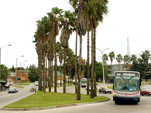 Bv. Batlle y Ordoez por Gral. Flores