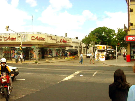 Agraciada esquina Emilio Romero