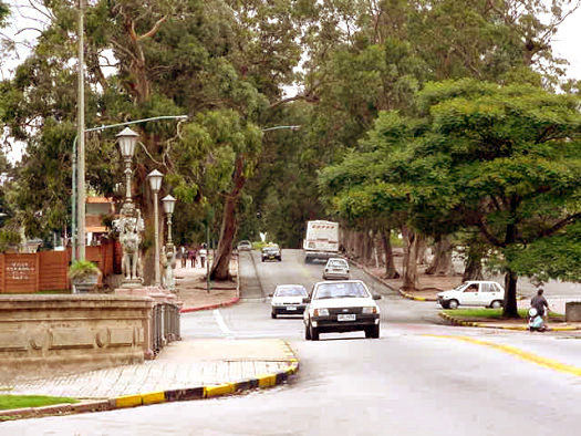 Av. Buschental desde el puente sobre el Miguelete