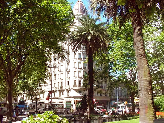 Paseando por Montevideo by Vince Alongi