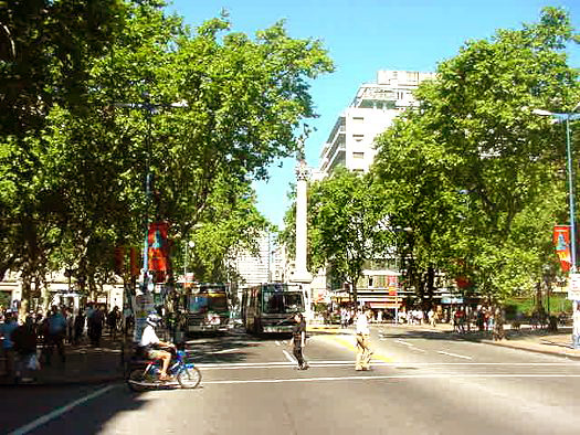 Paseando por Montevideo by Vince Alongi