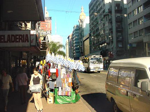 Paseando por Montevideo by Vince Alongi