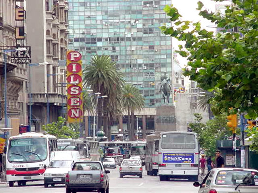 Plaza Independencia desde 18 de Julio y Convencin