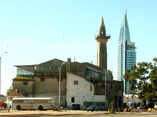 Vieja sede del Rowing Club y la nueva torre de Antel