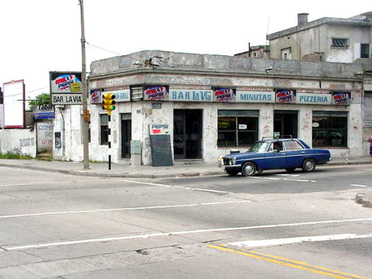 Monte Caseros esquina L.A. de Herrera