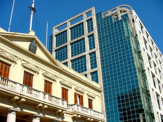 Contraste sobre el nuevo edificio de la Suprema Corte (Plaza Independencia)