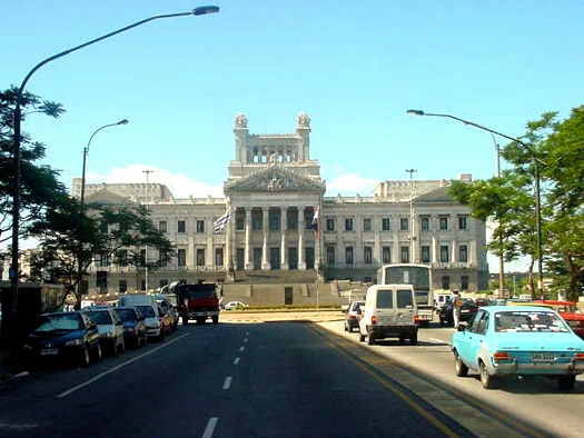 Av. Libertador Brig. Gral. Lavalleja esquina Av. de las Leyes