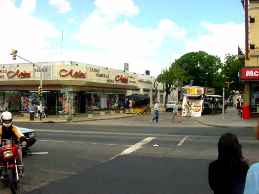 Agraciada esquina Emilio Romero