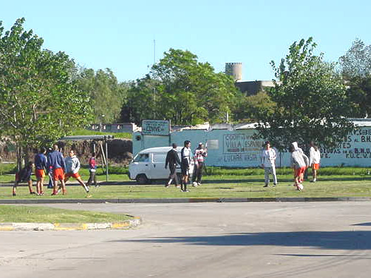 Villa Espa�ola entrenando en Av. J.P. Varela