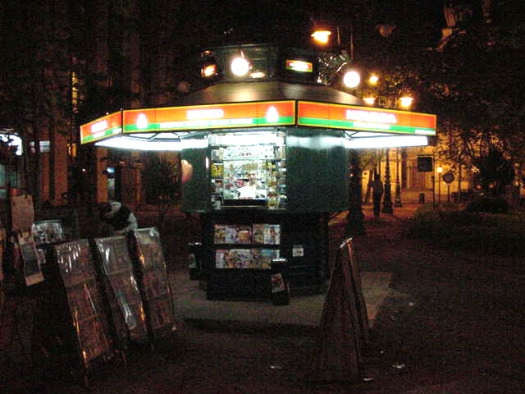 Kiosco en Plaza de la Constituci�n (Sarand� y Juan C. G�mez)